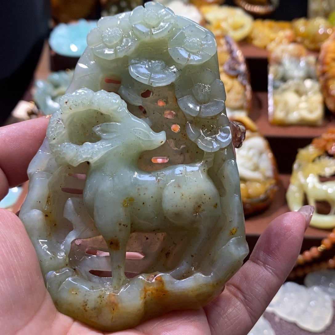 蛇纹石玉颈饰未镶嵌