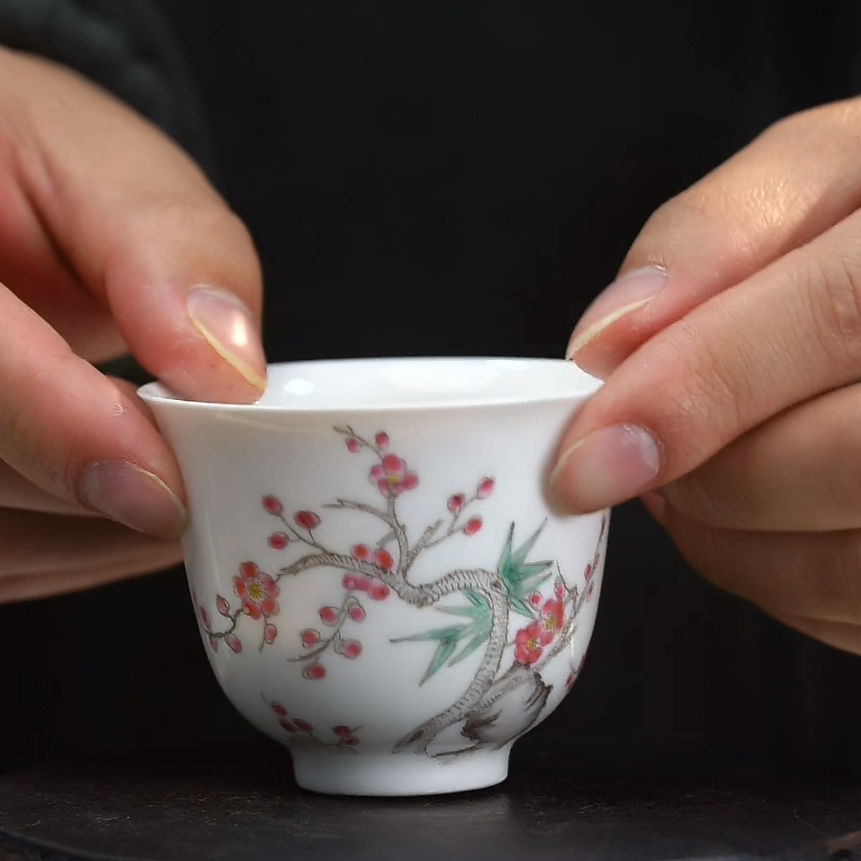 粉彩梅花诗题纹杯