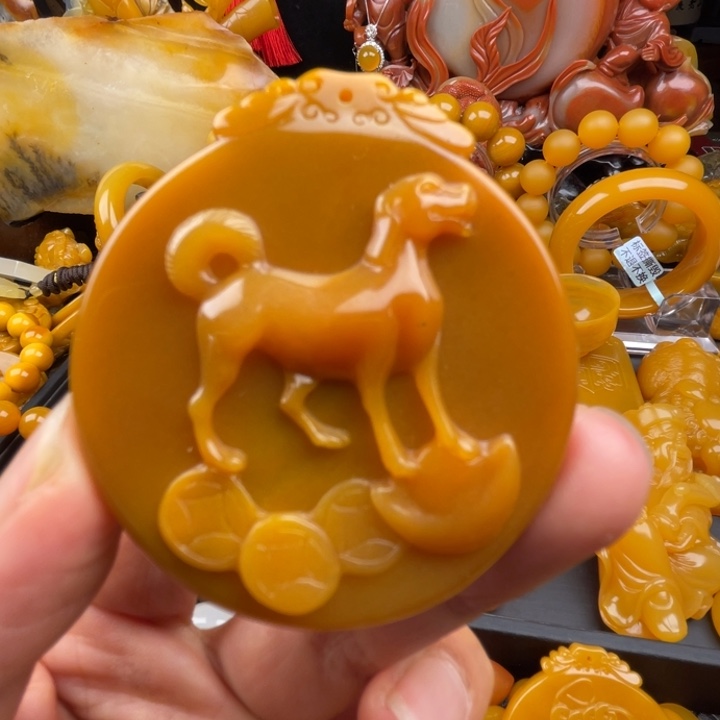 未镶嵌石英质玉（黄龙玉）颈饰