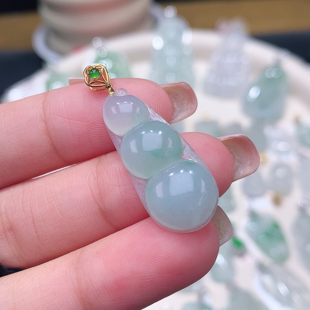 颈饰18K金镶嵌翡翠福豆