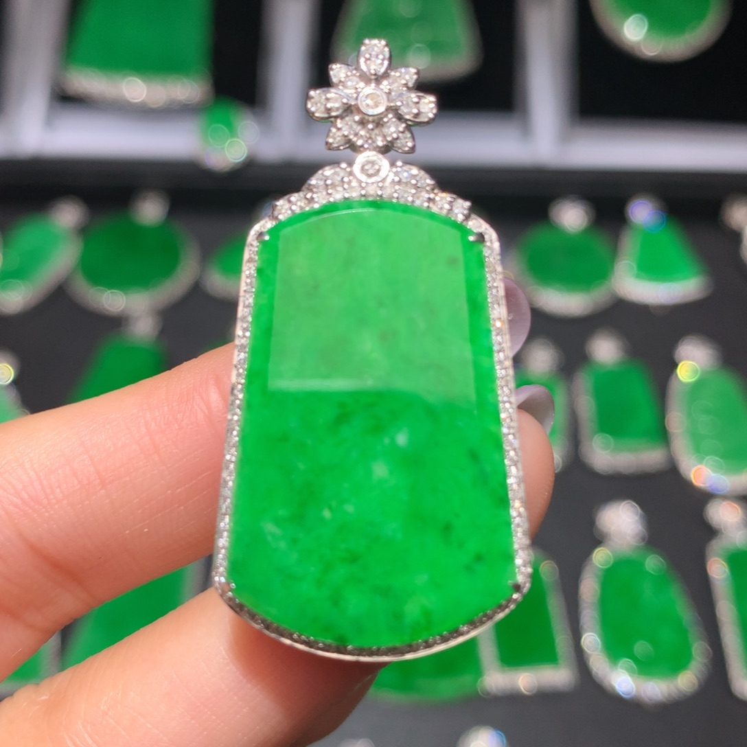 翡翠颈饰18K金镶嵌翡翠