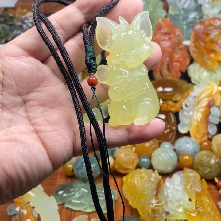 蛇纹石玉未镶嵌颈饰