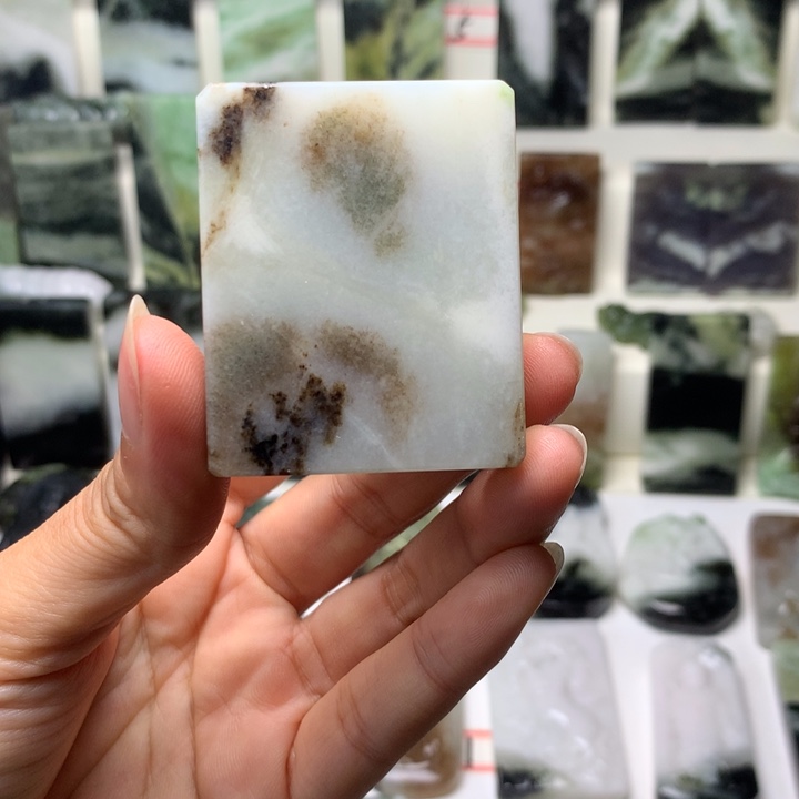 独山玉未镶嵌颈饰