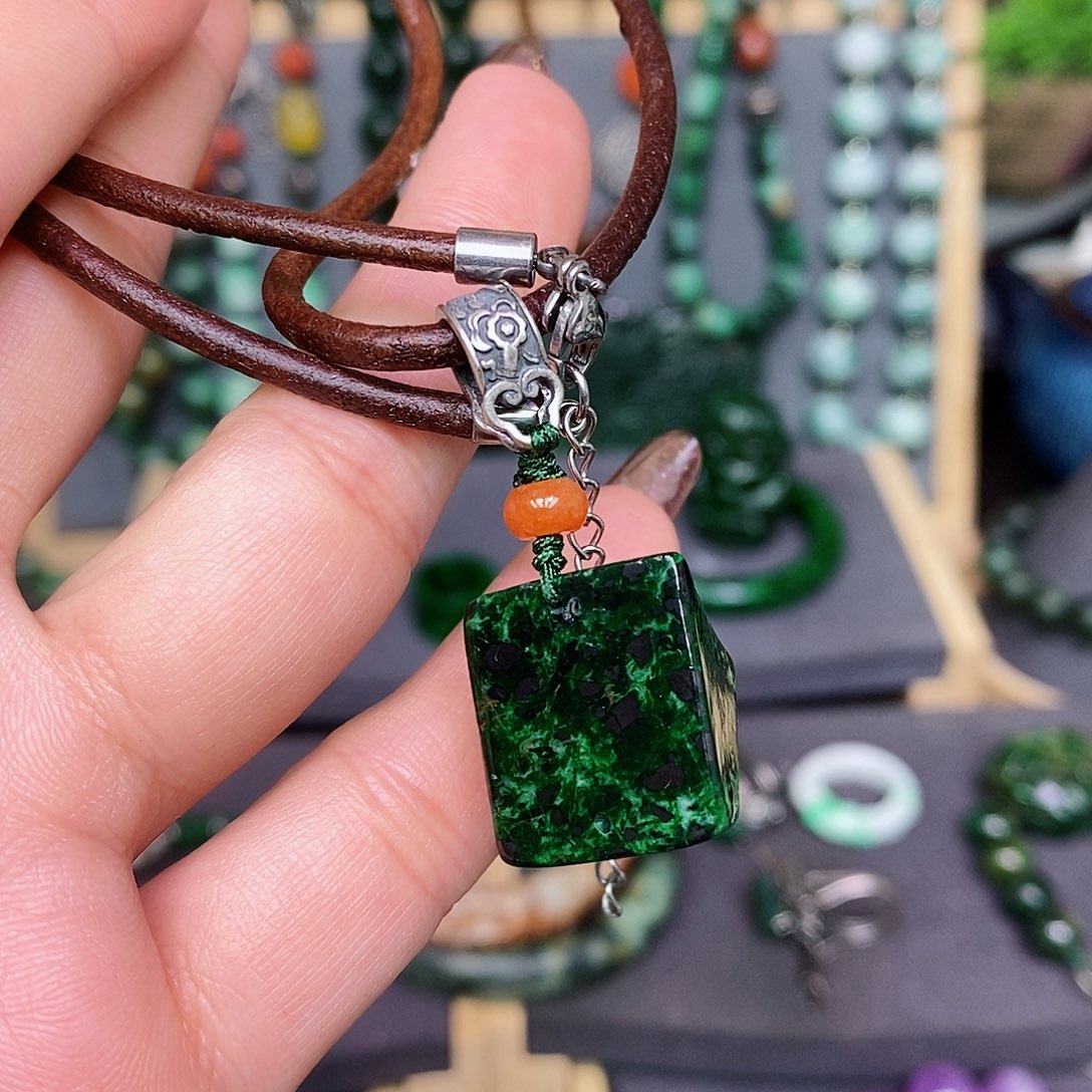 翡翠颈饰未镶嵌漂亮美眉