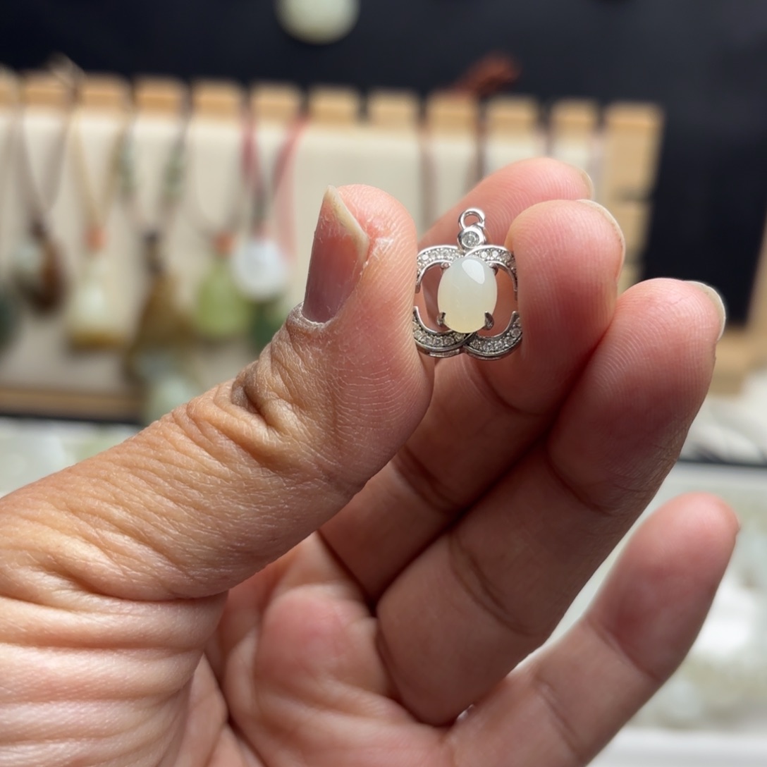 颈饰银S925镶嵌和田玉青***草