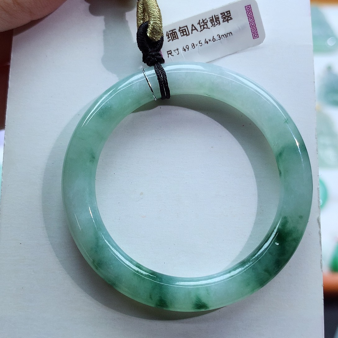 翡翠颈饰未镶嵌平安扣