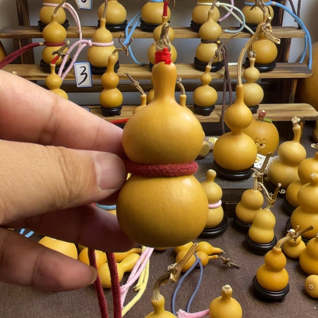 直嘴五五肚手把八宝