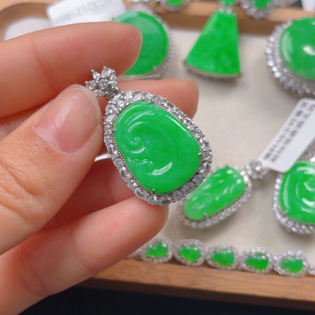 翡翠颈饰银S925镶嵌翡翠