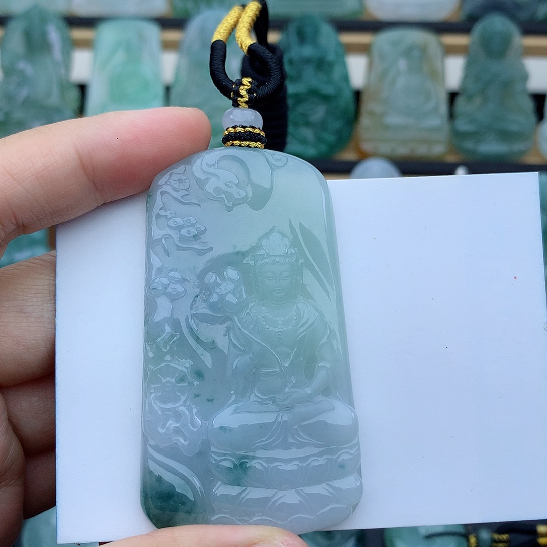 এ****翡翠未镶嵌颈饰大势至