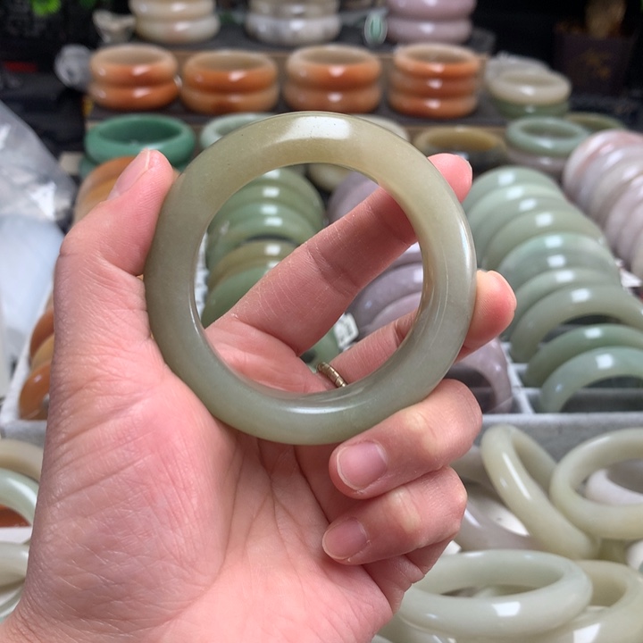 石英质玉（佘太翠）未镶嵌手镯52.6