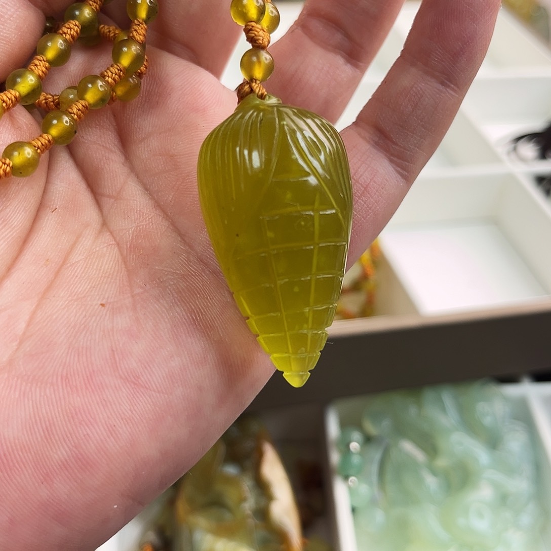 蛇纹石玉颈饰未镶嵌