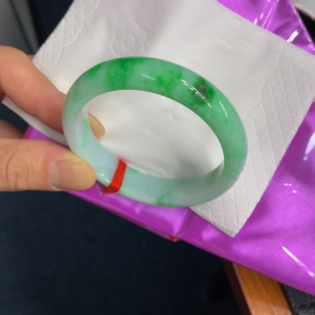 翡翠手镯未镶嵌翡翠