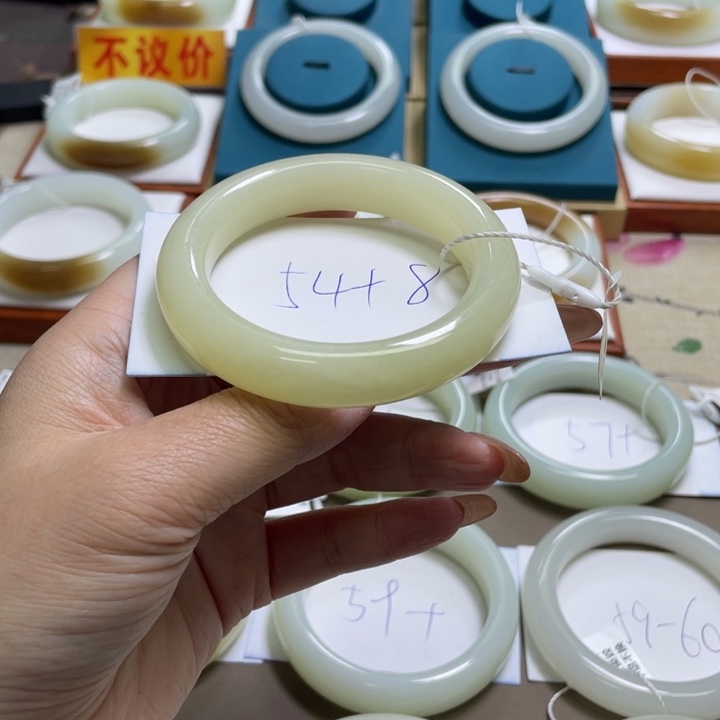 和田玉手镯未镶嵌香**宝