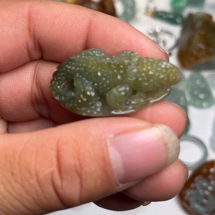 滕***翡翠未镶嵌颈饰蜥蜴