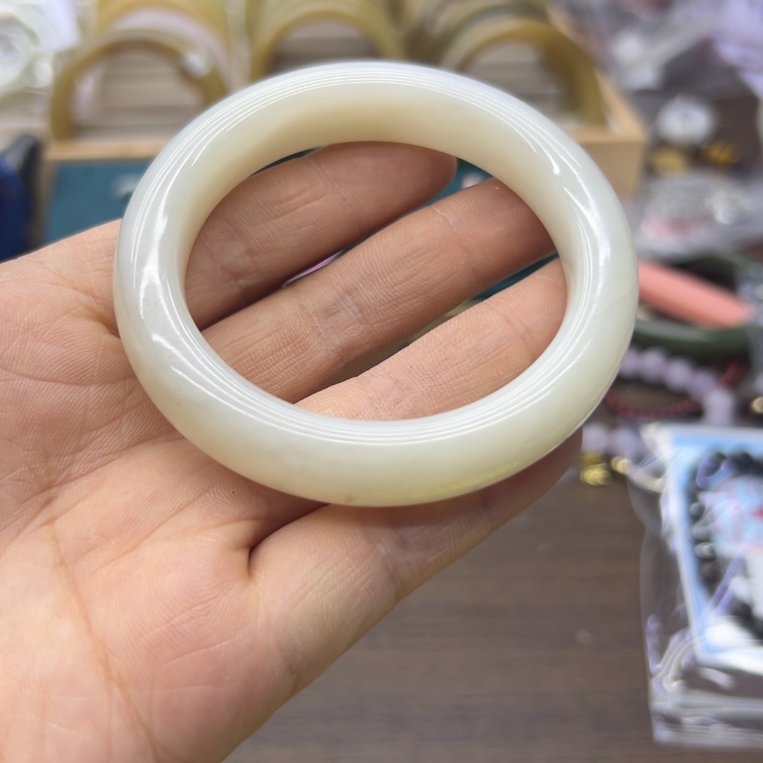 和田玉未镶嵌手镯54.9圈围322瑕