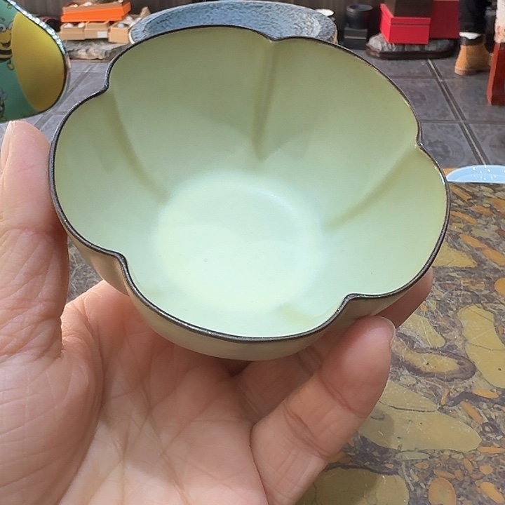 花口汝瓷杯一个。。。。。