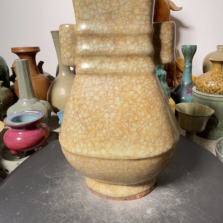陈***荣瓷瓶器型美观大方