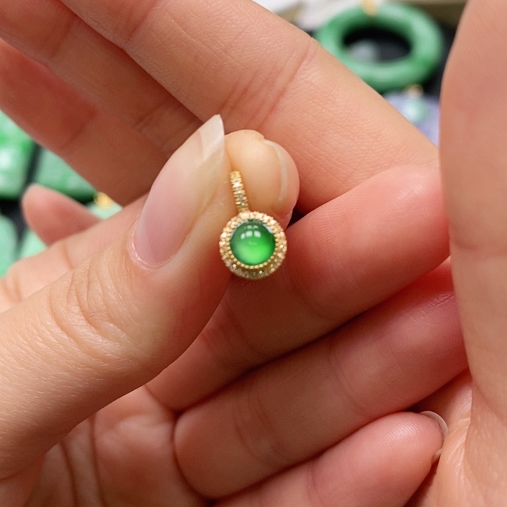 翡翠颈饰未镶嵌吊坠