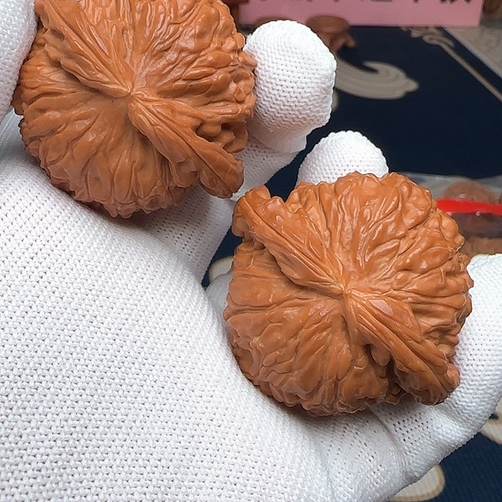 文玩核桃吊坠白狮子47