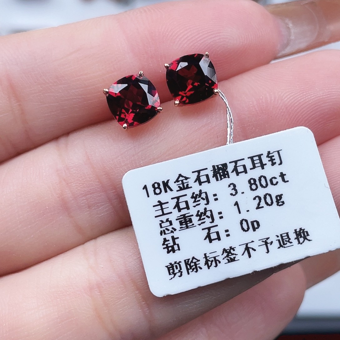 18K金镶嵌石榴石耳饰