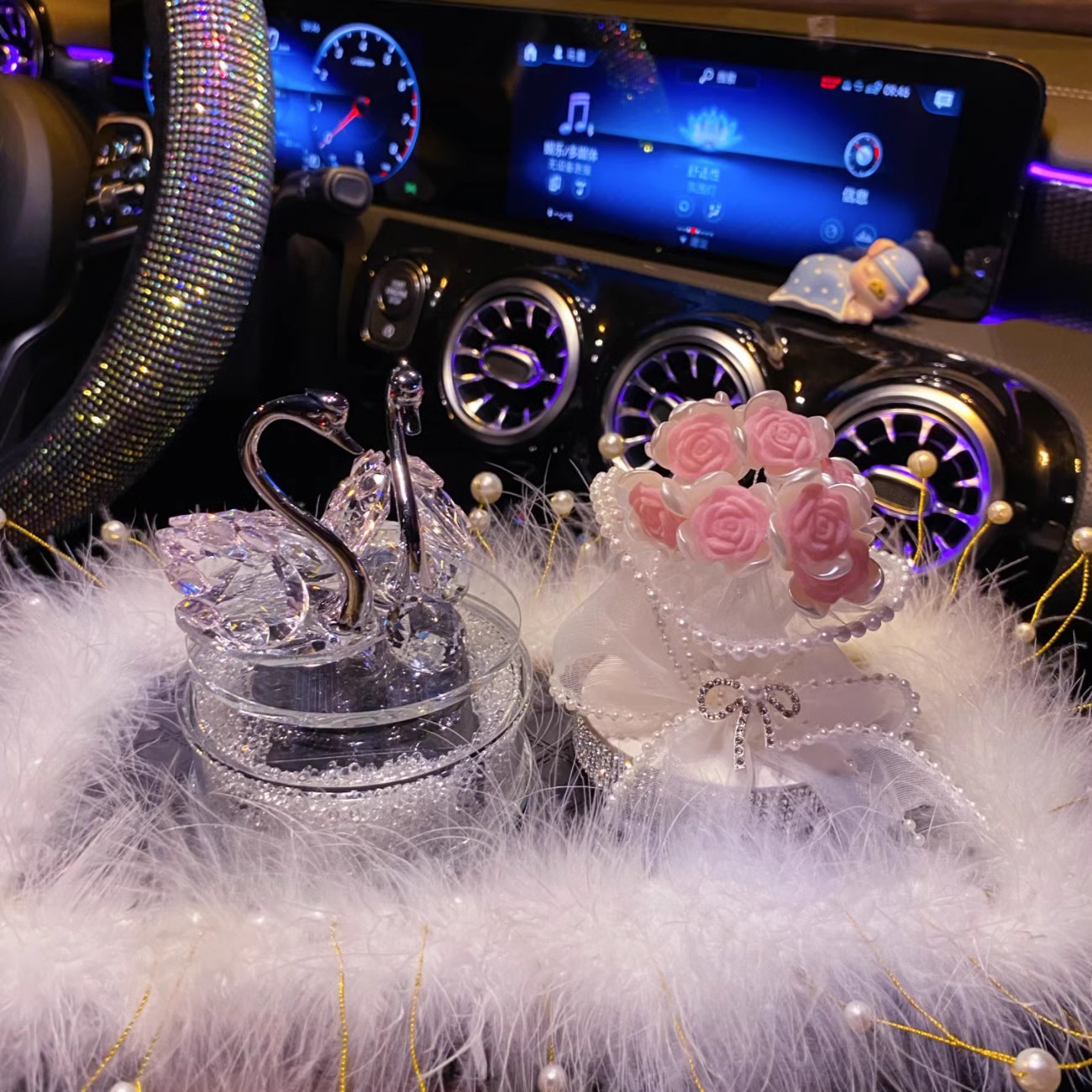 太阳能旋转 水晶天鹅淡香摆件 款孕婴可用 汽车香薰 可爱女神