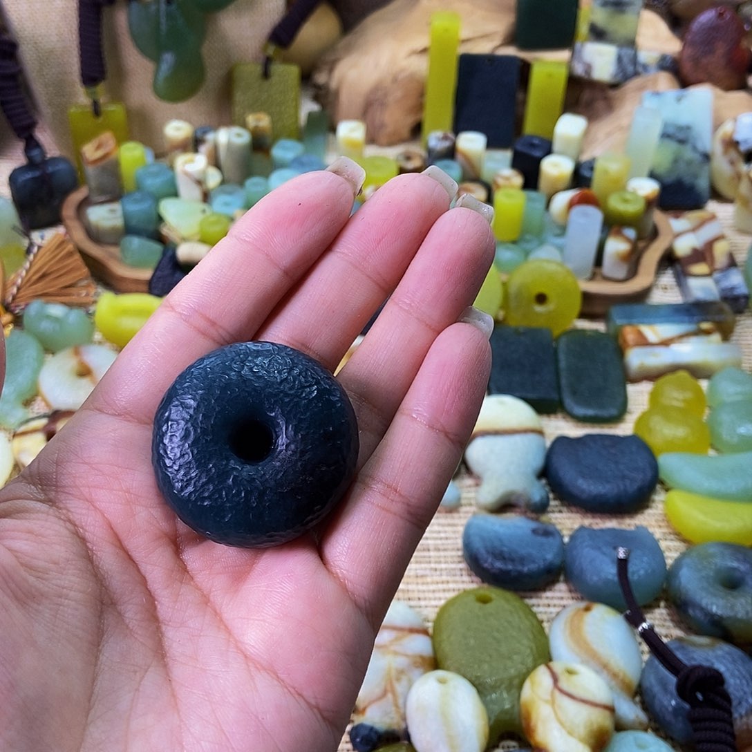 未镶嵌蛇纹石玉挂件即*空