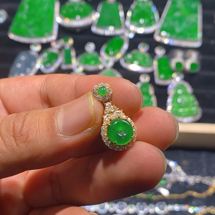 翡翠颈饰未镶嵌天然A货翡翠