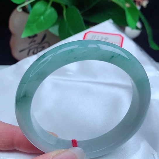 翡翠手镯未镶嵌      正圈57 飘蓝花