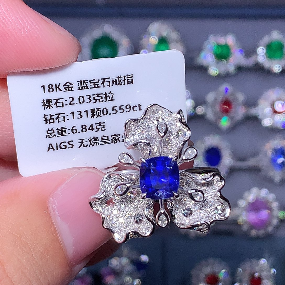 18K金镶嵌蓝宝石戒指