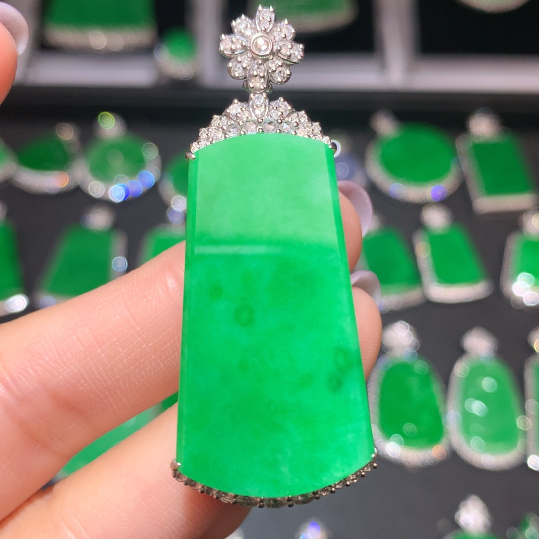 翡翠颈饰18K金镶嵌翡翠