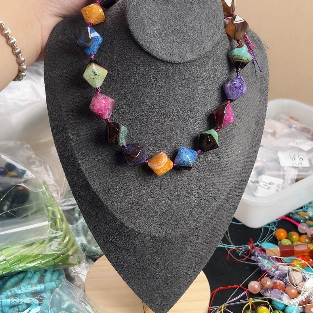 未镶嵌玛瑙/玉髓珠宝半成品七彩水晶玛瑙共生三角15m*18m一条