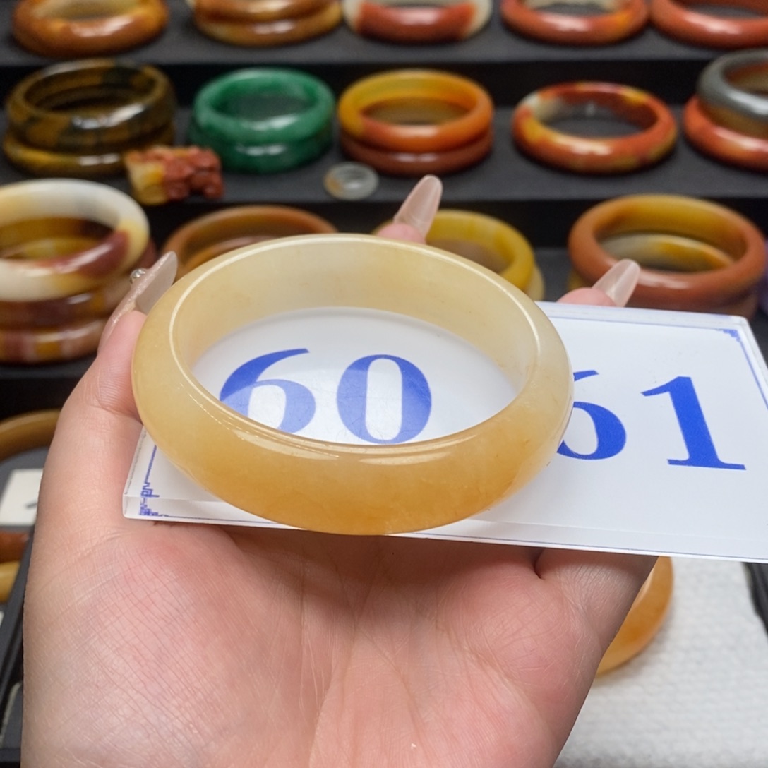 石英质玉（黄龙玉）手镯微瑕未镶嵌念*