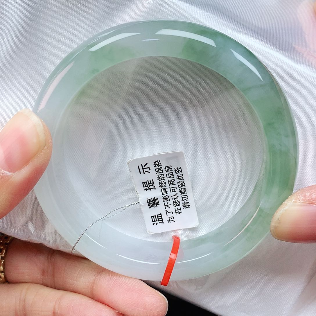 翡翠手镯未镶嵌55圈