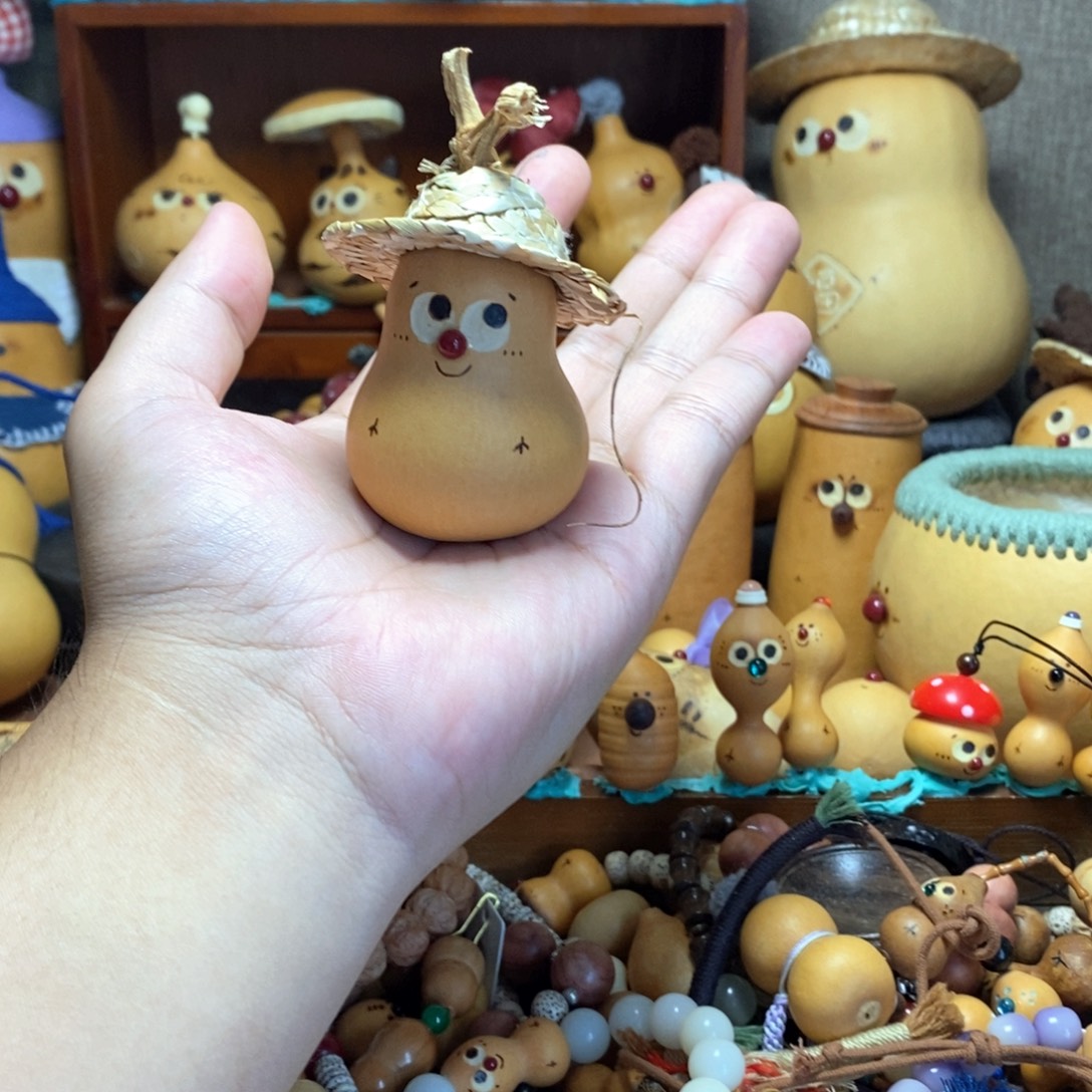 红鼻子萌萌达草帽摆件