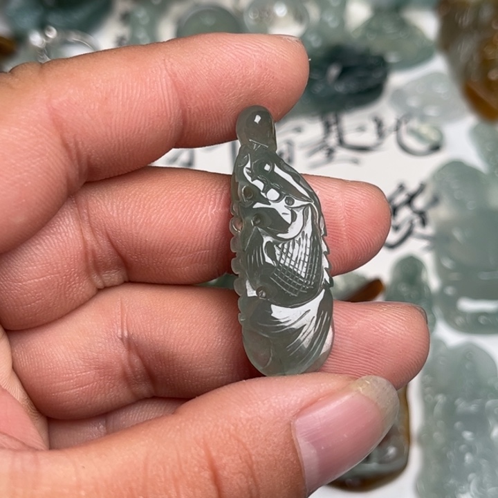 翡翠未镶嵌颈饰龙头鱼