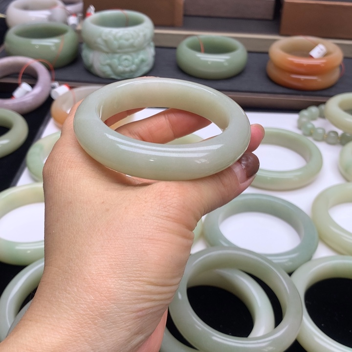 未镶嵌手镯石英质玉