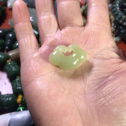 颈饰未镶嵌和田玉（碧玉）a****n