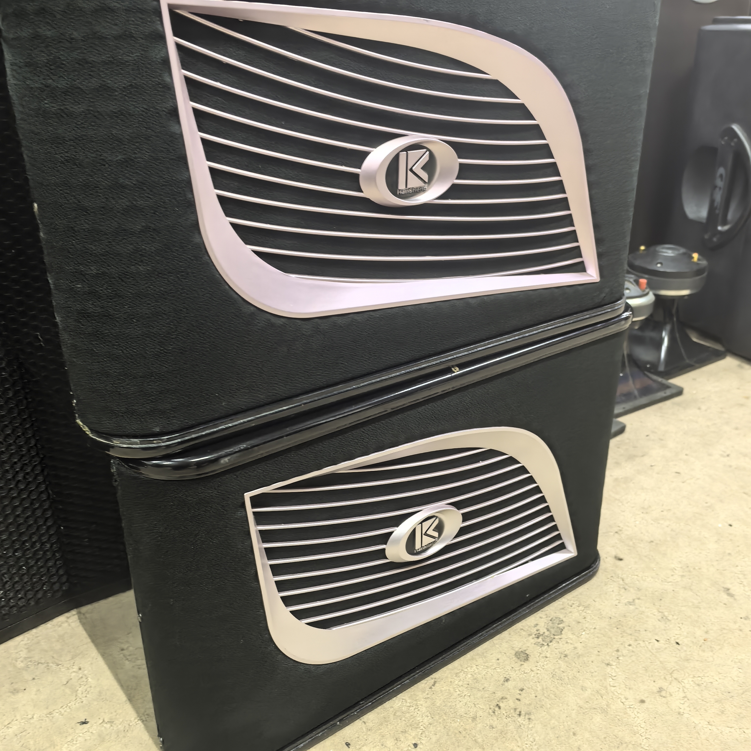 8新  以下，10寸音箱一对，低音不原装。不包邮