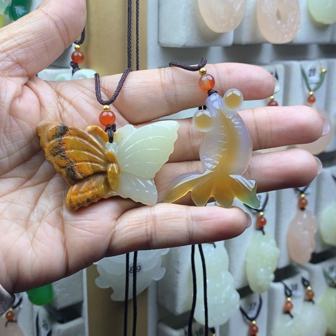 颈饰未镶嵌石英质玉（金丝玉）金**叶