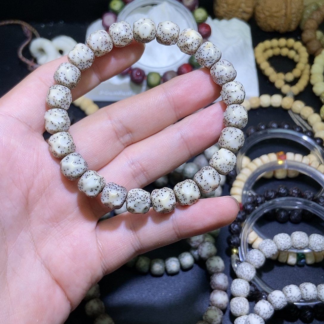 雍***叁星月菩提吊坠石玉无相