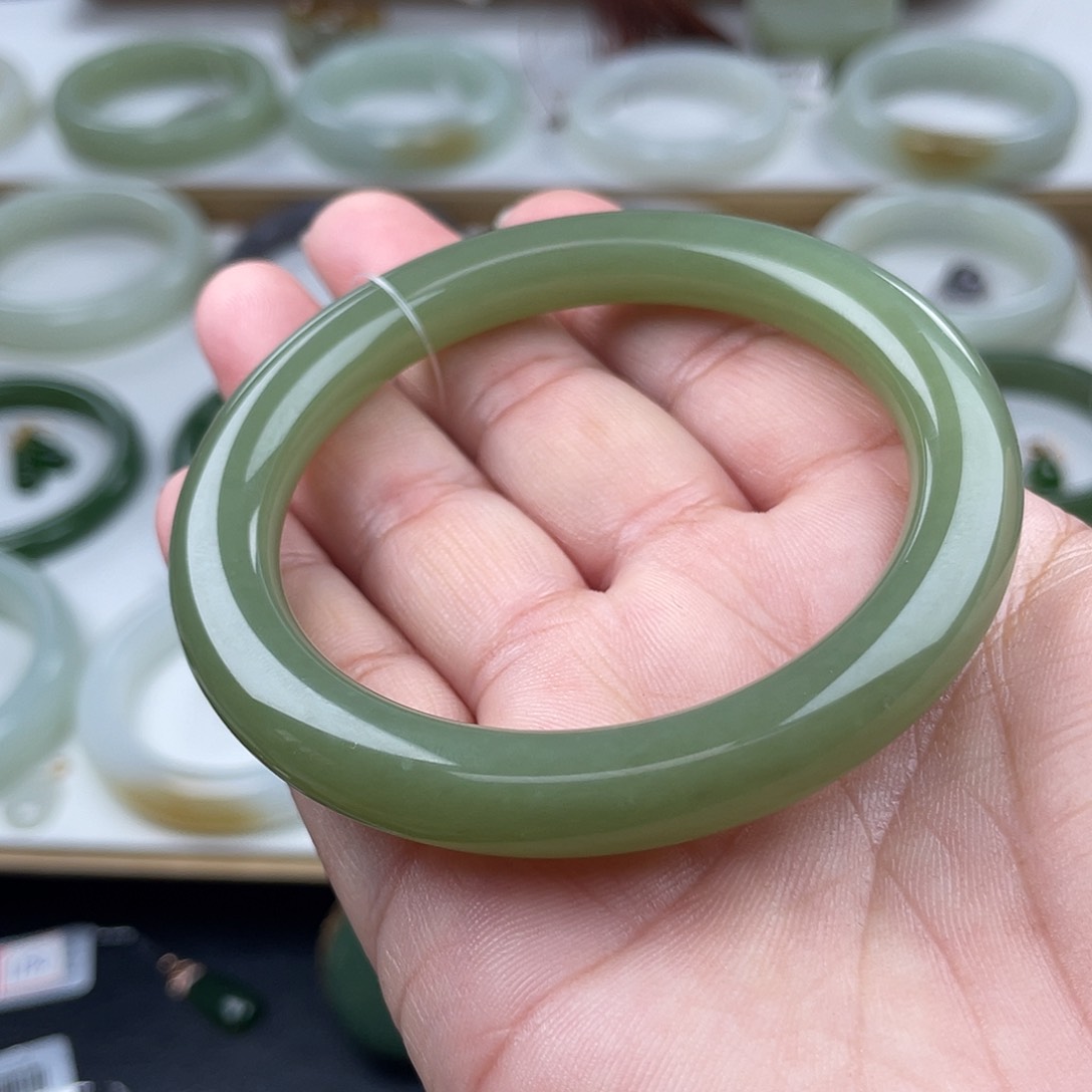 和田玉未镶嵌手镯