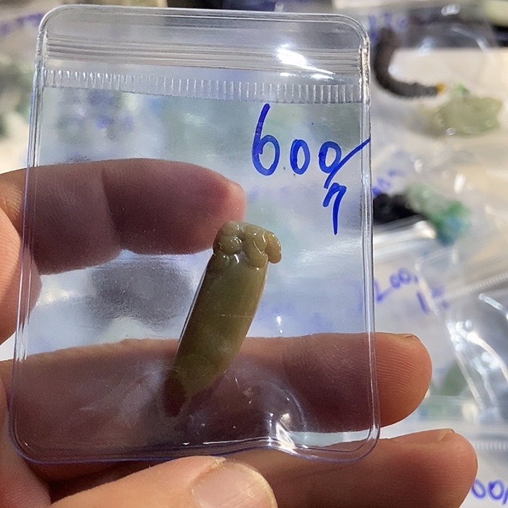 翡翠未镶嵌颈饰黄翡