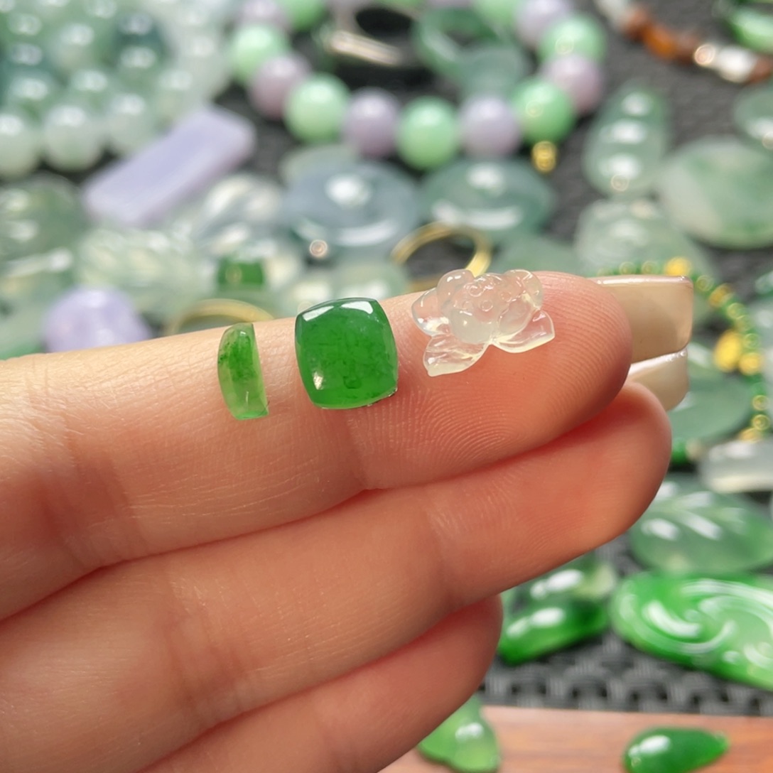 颈饰未镶嵌翡翠K***I   翡翠。