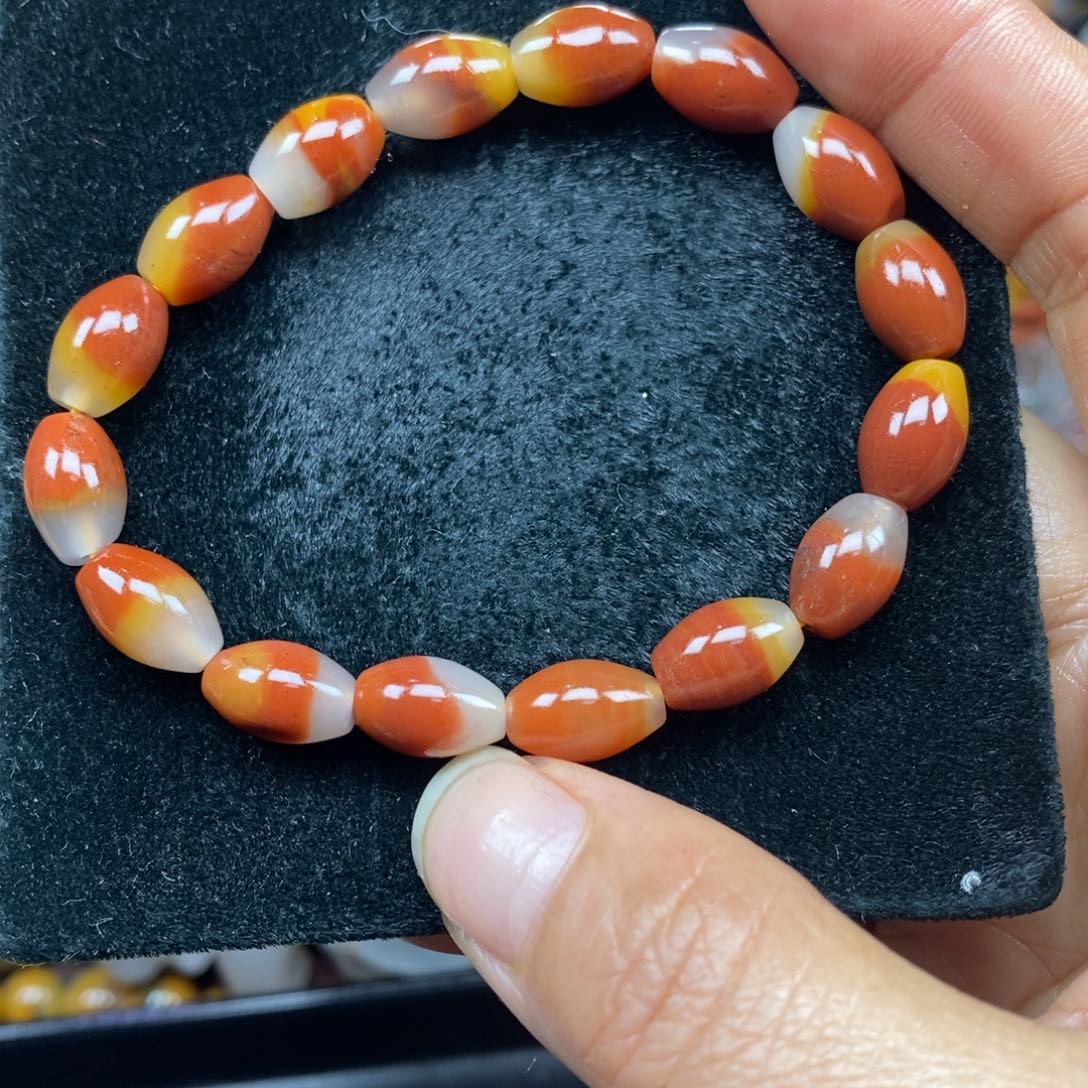 未镶嵌石英质玉（黄龙玉）颈饰