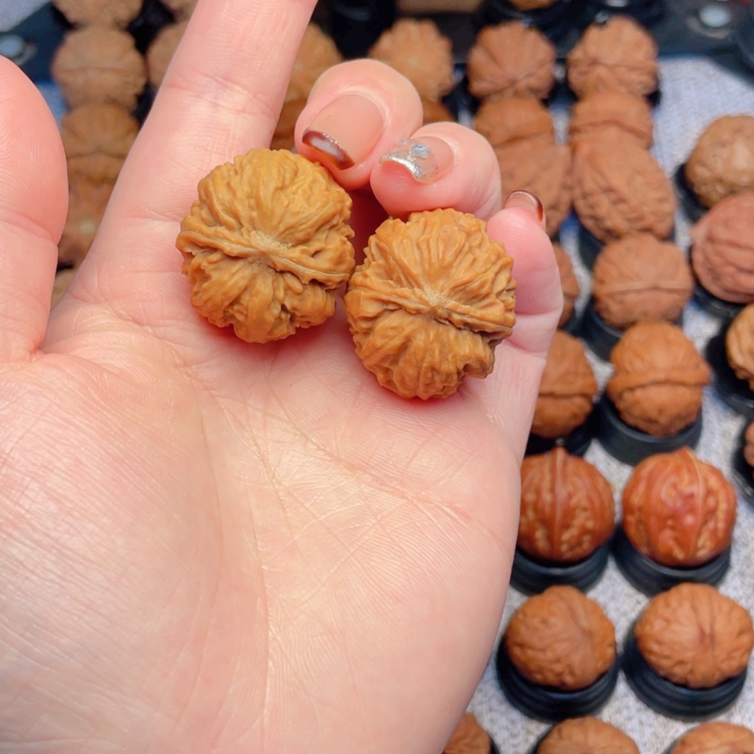 文玩核桃把件翘肩元宝