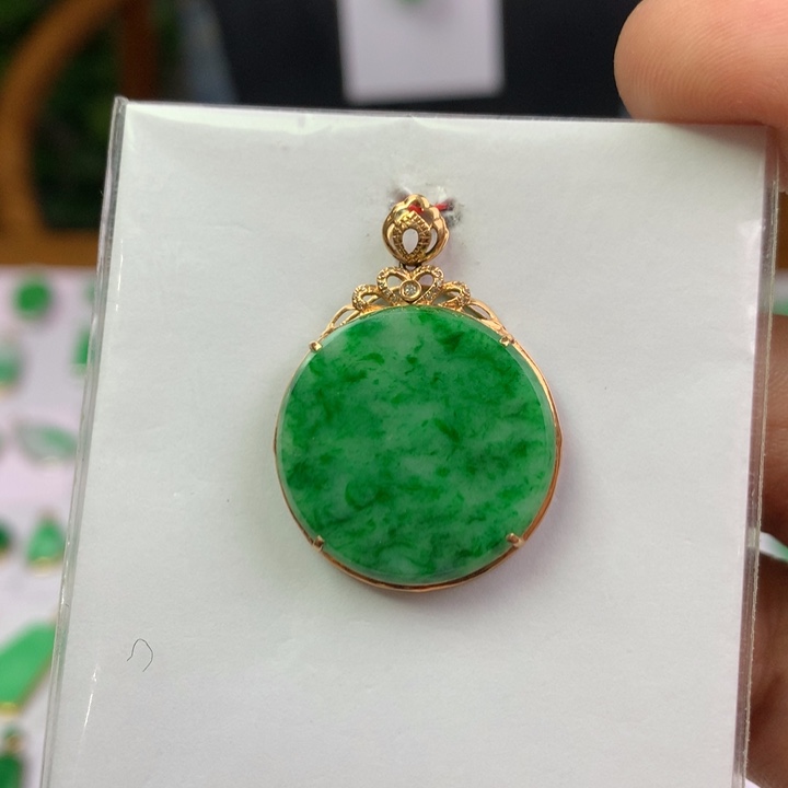 翡翠18K金镶嵌颈饰