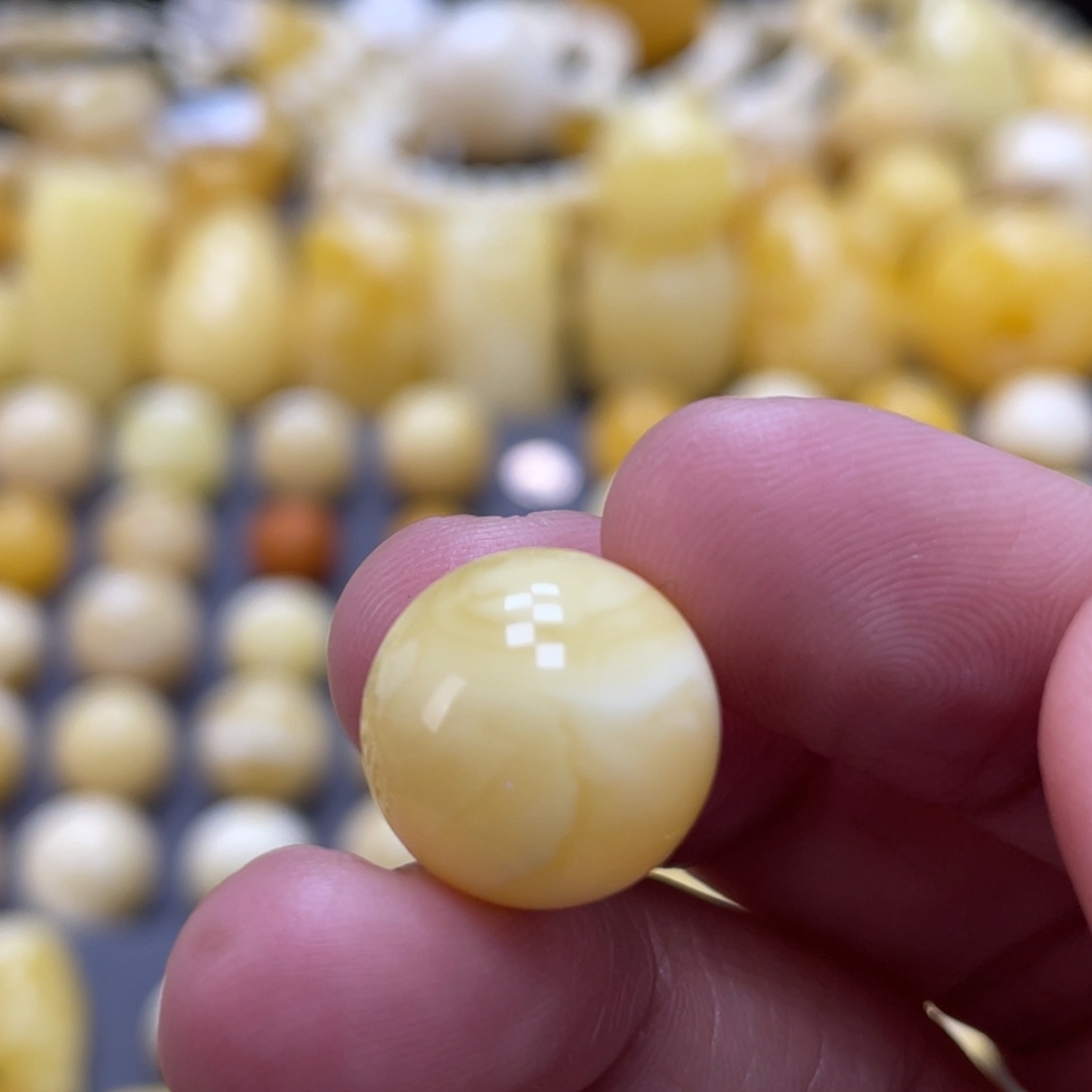 蜜蜡未镶嵌裸石14.4mm瑕疵浓蜡