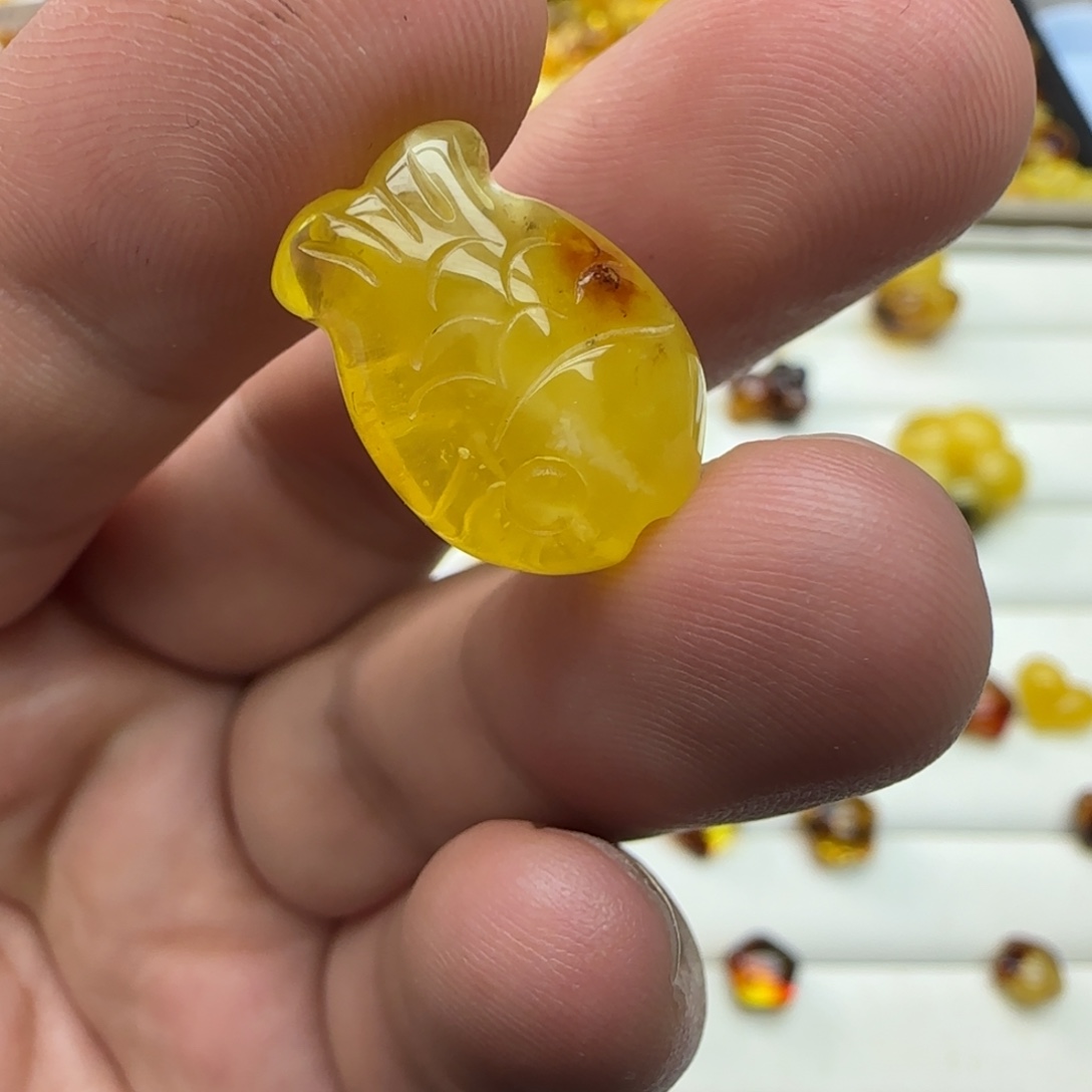 琥珀未镶嵌裸石1.24克有瑕