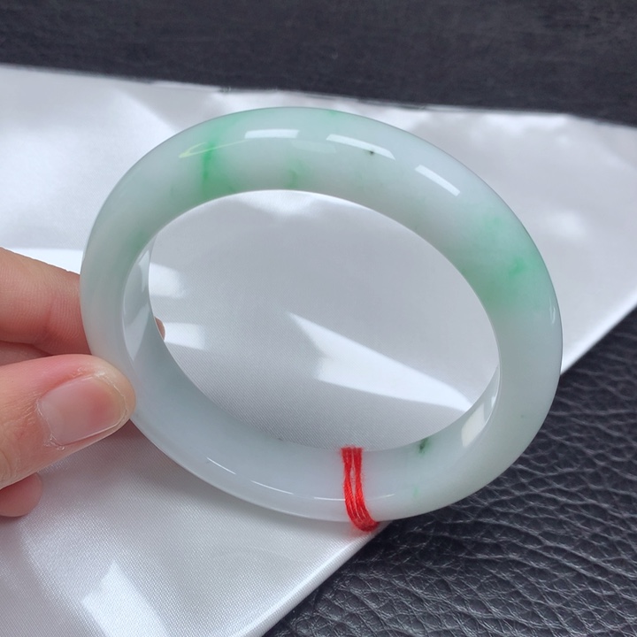 翡翠手镯未镶嵌。