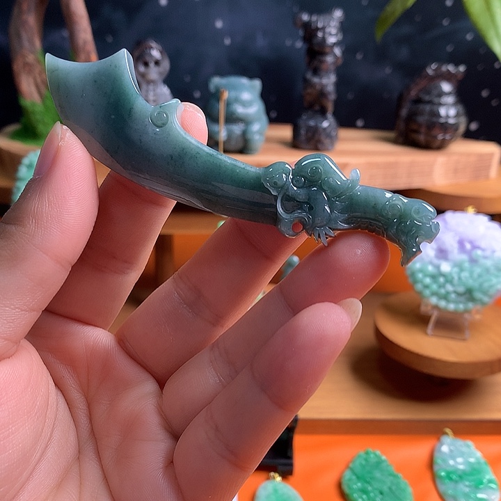 翡翠未镶嵌颈饰屠龙刀。     